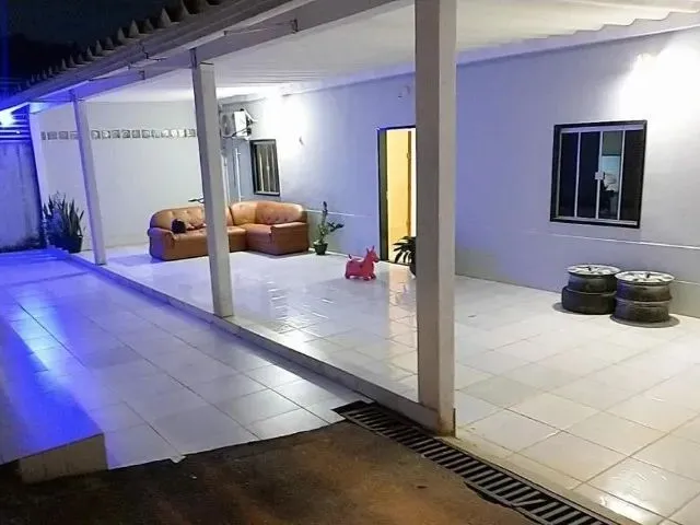Imagem: A casa possui 3 Dormitórios, 2 Banheiros, 3 Vagas na