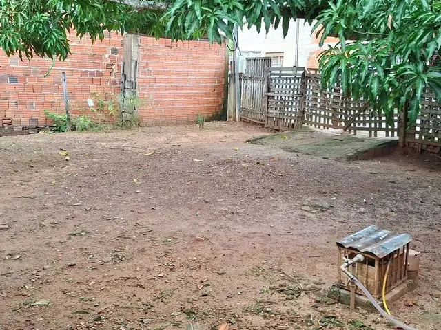 Imagem: A casa possui 3 Dormitórios, 1 Banheiro, 5 Vagas na