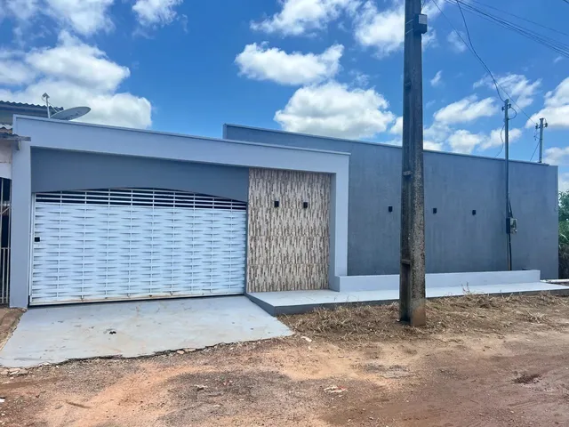 Imagem: A casa possui 3 Dormitórios, 2 Banheiros, 2 Vagas na