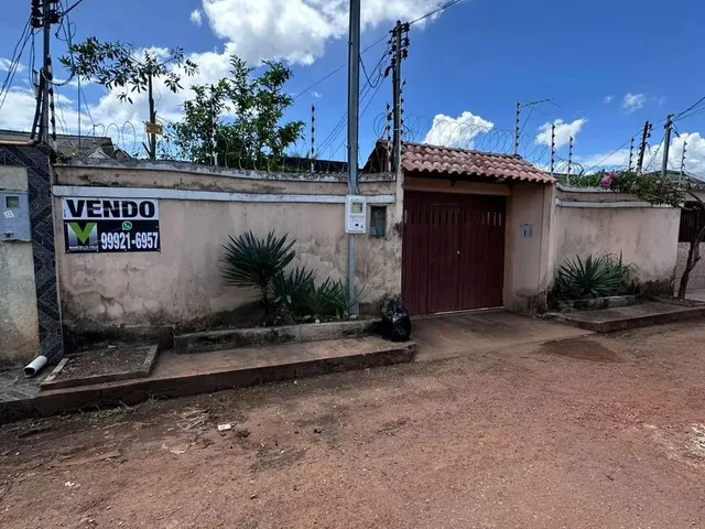 Imagem: A casa possui 3 Dormitórios, 2 Suítes, 1 Banheiro, 5