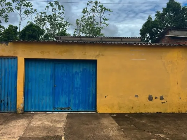 Imagem: A casa possui 3 Dormitórios, 2 Banheiros, 2 Vagas na