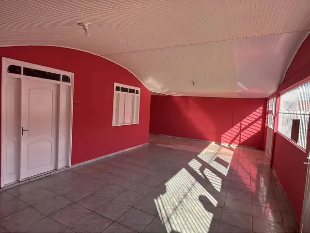 Imagem: A casa possui 3 Dormitórios, 3 Banheiros, 4 Vagas na