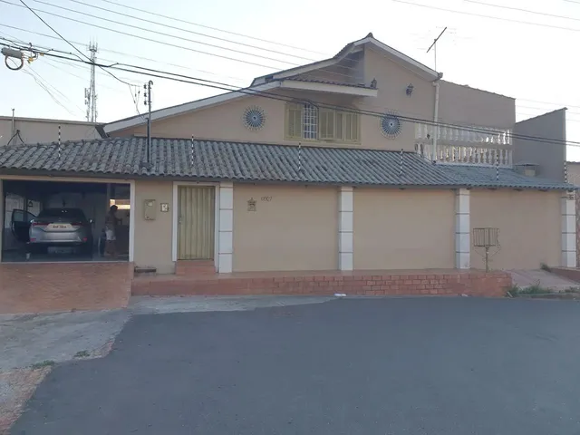 Imagem: A casa possui 3 Dormitórios, 2 Suítes, 2 Banheiros, 2
