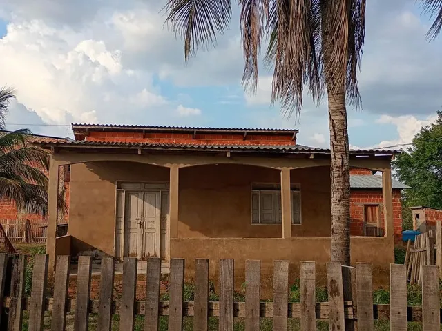 Imagem: A casa possui 2 Dormitórios, 1 Banheiro, 2 Vagas na