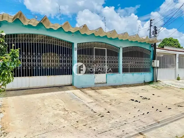 Imagem: A casa possui 3 Dormitórios, 1 Suíte, 1 Banheiro, 3 Vagas