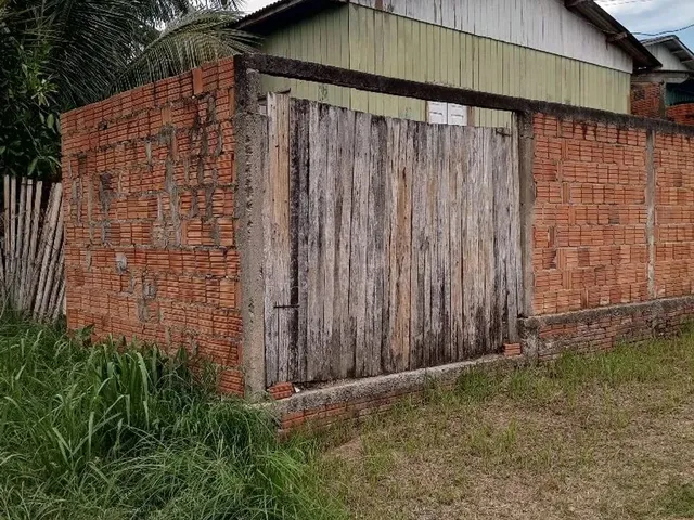 Imagem: A casa possui 2 Dormitórios, 1 Banheiro, 1 Vaga na