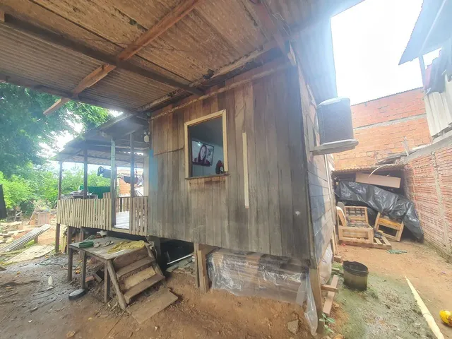 Imagem: A casa possui 1 Dormitório, 1 Banheiro, 1 Vaga na garagem,