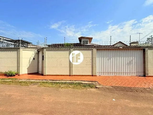 Imagem: A casa possui 3 Dormitórios, 1 Suíte, 2 Banheiros, 2