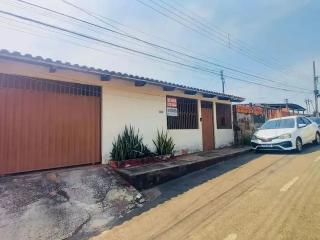 Imagem: A casa possui 3 Dormitórios, 2 Banheiros, 3 Vagas na
