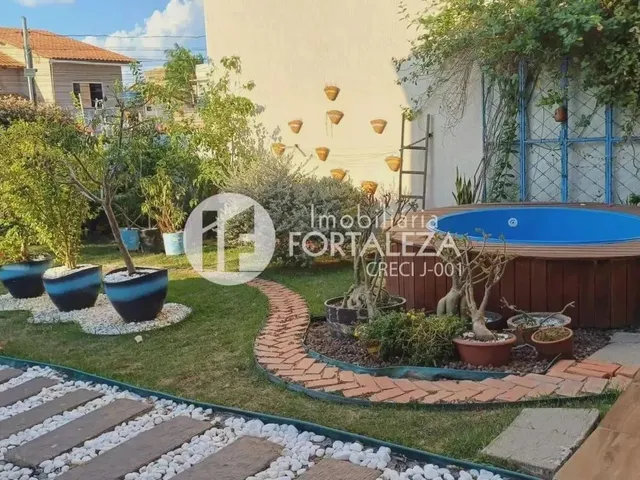 Imagem: A casa possui 2 Dormitórios, 1 Suíte, 2 Banheiros, 4