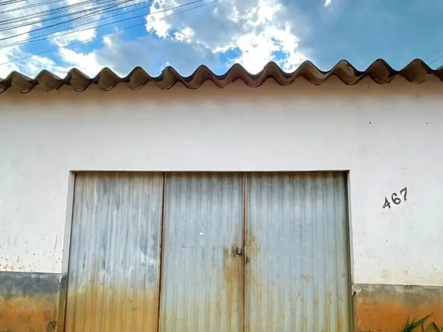 Imagem: A casa possui 2 Dormitórios, 1 Banheiro, 1 Vaga na garagem