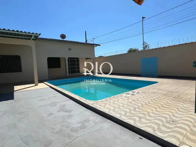 Imagem: A casa possui 1 Dormitório, 3 Suítes, 2 Banheiros, 5
