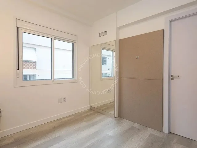 Imagem 3: Apartamento Semimobiliado para Alugar no Moinhos de Vento com 2 Quartos (2 Suítes