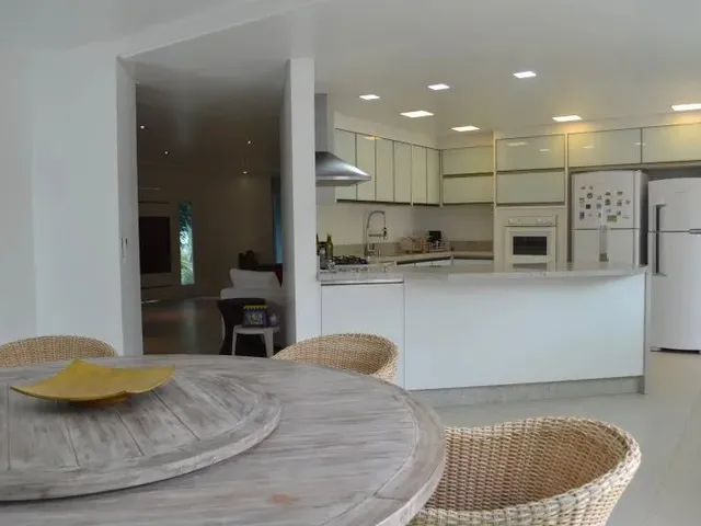 Imagem 2: Casa para Aluguel Tem 380 Metros Quadrados com 5 Quartos em Jurerê - Florianópolis - Sc