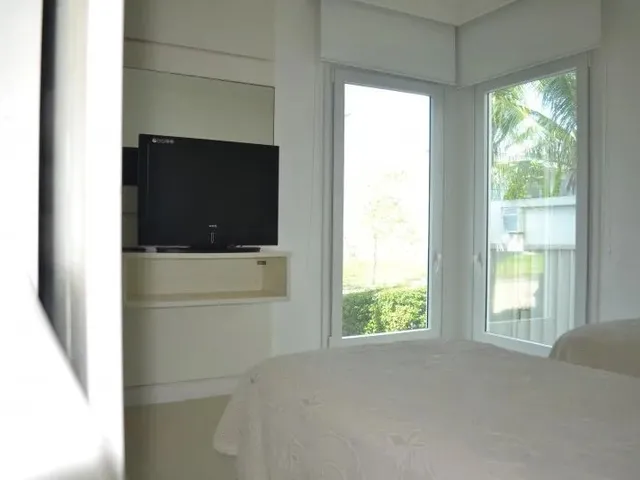 Imagem 9: Casa para Aluguel Tem 380 Metros Quadrados com 5 Quartos em Jurerê - Florianópolis - Sc
