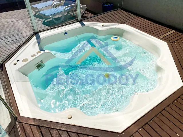 Imagem 5: Amplo Apartamento com Spa Privativo Próximo a Praia