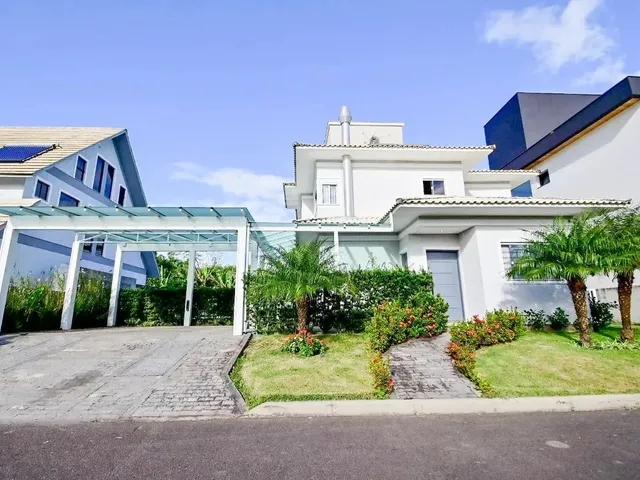 Imagem: A casa possui 3 Dormitórios, 3 Suítes, 4 Banheiros, 2