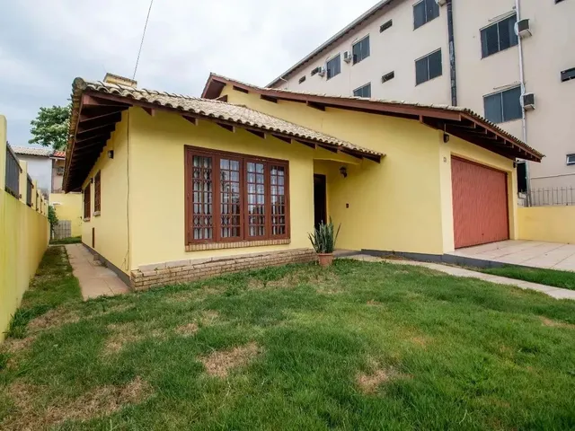 Imagem: A casa possui 4 Dormitórios, 2 Suítes, 4 Banheiros,