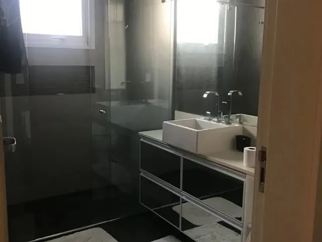 Imagem 9: Casa para Aluguel com 600 Metros Quadrados com 6 Quartos.