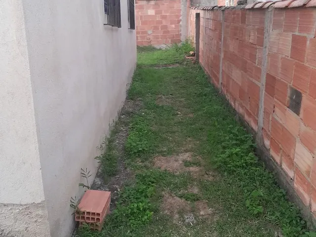 Imagem: A casa possui 4 Dormitórios, 1 Banheiro, 1 Vaga na