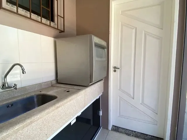Imagem 3: Excelente Casa Mobiliada de 4 Dormitórios no Bairro Carianos!