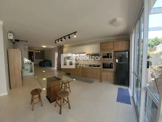 Imagem: A casa possui 4 Dormitórios, 4 Banheiros, 1 Vaga na