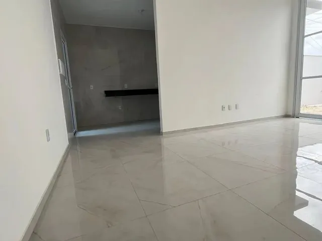 Imagem 2: Excelente Casa com 03 Quartos, em Rua Privativa com Portão Automático. Primeira