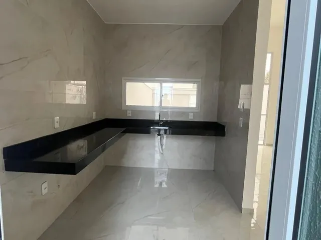 Imagem 10: Excelente Casa com 03 Quartos, em Rua Privativa com Portão Automático. Primeira