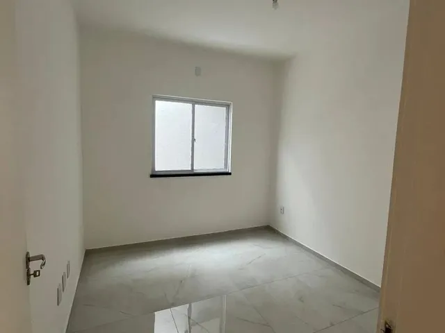 Imagem 13: Excelente Casa com 03 Quartos, em Rua Privativa com Portão Automático. Primeira