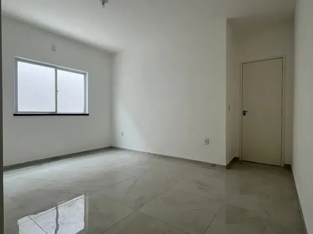 Imagem 4: Excelente Casa com 03 Quartos, em Rua Privativa com Portão Automático. Primeira