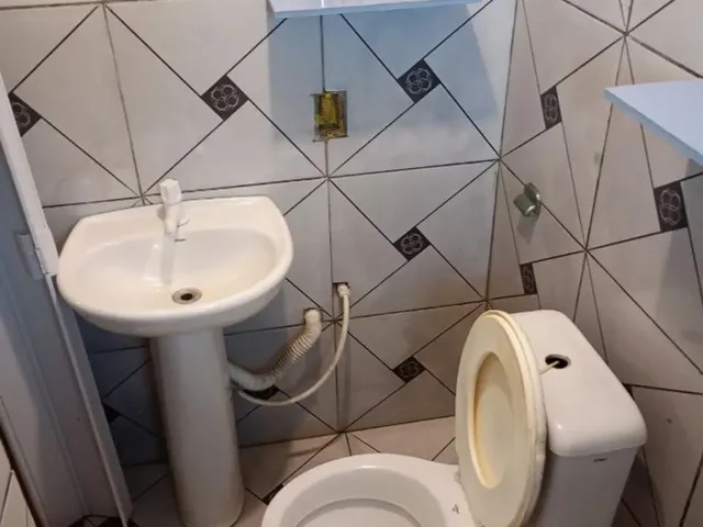 Imagem 2: Aluguel - Rio Tavares - Casa Sem Pátio - Enconsta - Dois Lances de Escada