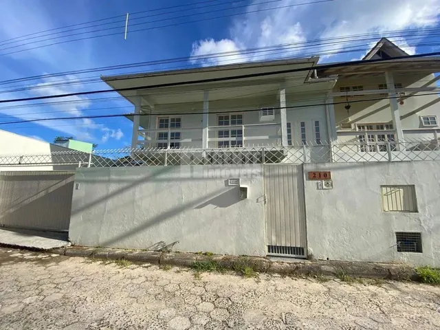 Imagem: Ótima Casa com 4 Dormitórios no Bairro
