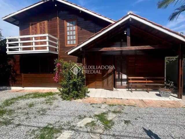 Imagem: Casa no Rio Tavares com Cinco Dormitórios