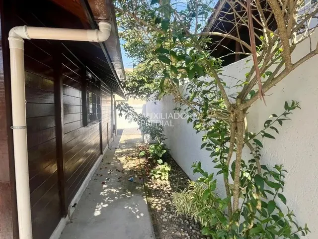 Imagem 2: Casa no Rio Tavares com Cinco Dormitórios