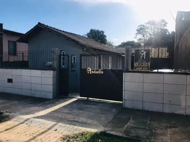 Imagem: A casa possui 5 Dormitórios, 2 Banheiros, 2 Vagas na