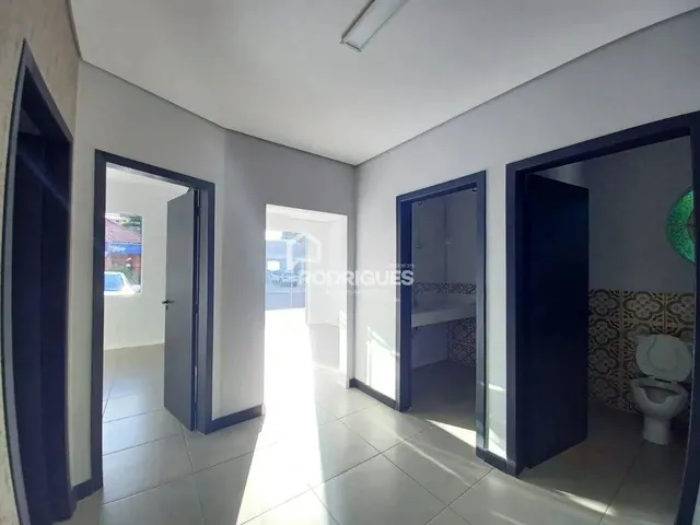 Imagem 2: Oportunidade Imperdível: Casa Comercial Espaçosa e Versátil no Centro de São Leopoldo!