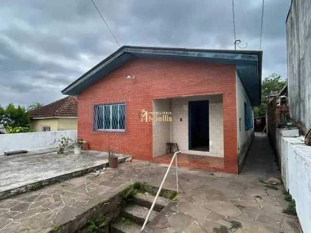 Imagem: A casa possui 4 Dormitórios, 1 Banheiro, 2 Vagas na