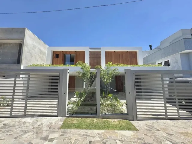 Imagem: A casa possui 3 Dormitórios, 3 Suítes, 1 Banheiro, 2