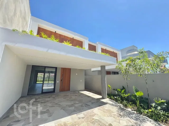 Imagem: A casa possui 3 Dormitórios, 3 Suítes, 1 Banheiro, 2