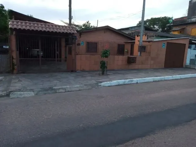 Imagem: A casa possui 3 Dormitórios, 1 Suíte, 2 Banheiros, 2