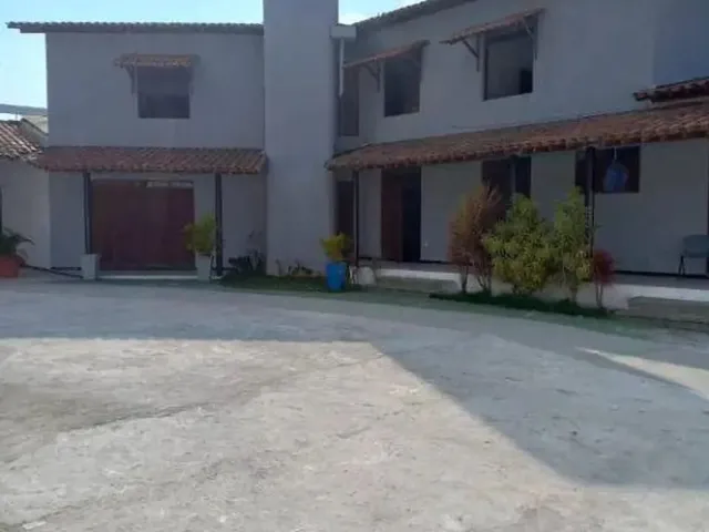 Imagem: A casa possui 5 Dormitórios, 5 Banheiros, 4 Vagas na