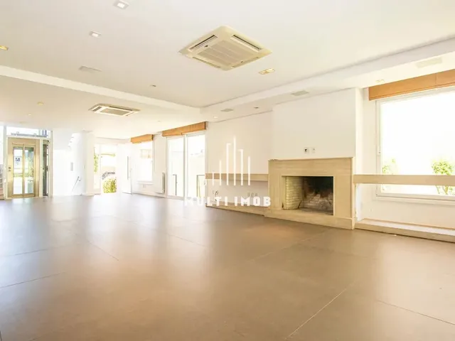 Imagem: A casa em condomínio possui 4 Dormitórios, 4 Suítes, 5