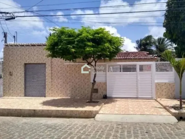 Imagem: A casa possui 4 Dormitórios, 3 Suítes, 2 Banheiros, 1