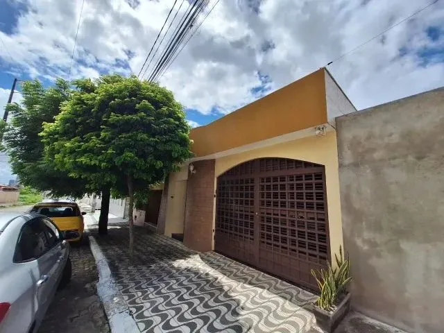 Imagem 2: Casa Térrea 3/4 C/ Suíte de 200 M², Sala de Estar e Jantar, 2 Vagas por 450.000,00