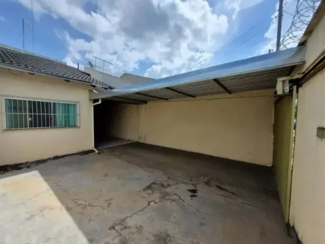 Imagem: A casa possui 2 Dormitórios, 2 Banheiros, 2 Vagas na