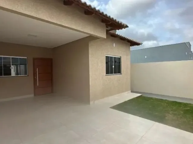 Imagem: A casa possui 3 Dormitórios e está localizado em Igapó,