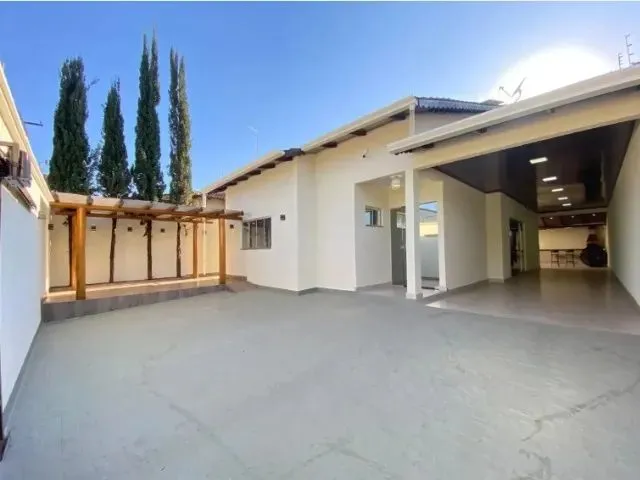 Imagem: A casa possui 3 Dormitórios, 1 Suíte, 2 Banheiros e está
