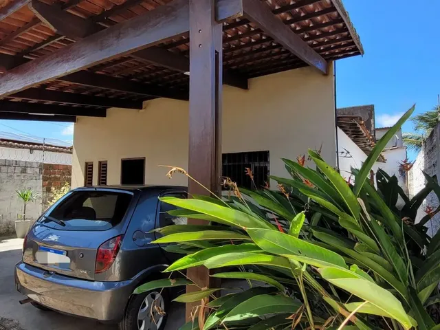 Imagem: A casa possui 4 Dormitórios, 2 Banheiros e está