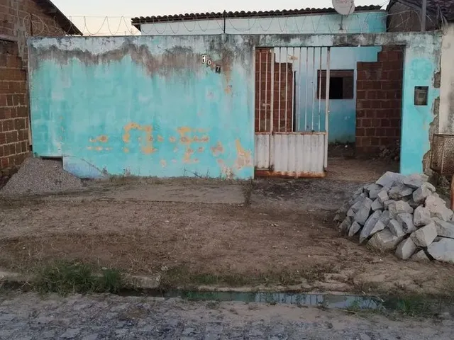 Imagem: A casa possui 1 Dormitório, 1 Banheiro, 1 Vaga na garagem,