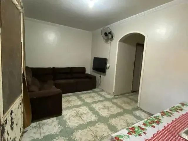 Imagem: A casa possui 3 Dormitórios, 2 Banheiros, 1 Vaga na